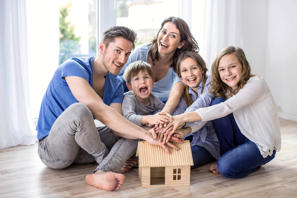 Familie zieht ins Eigenheim